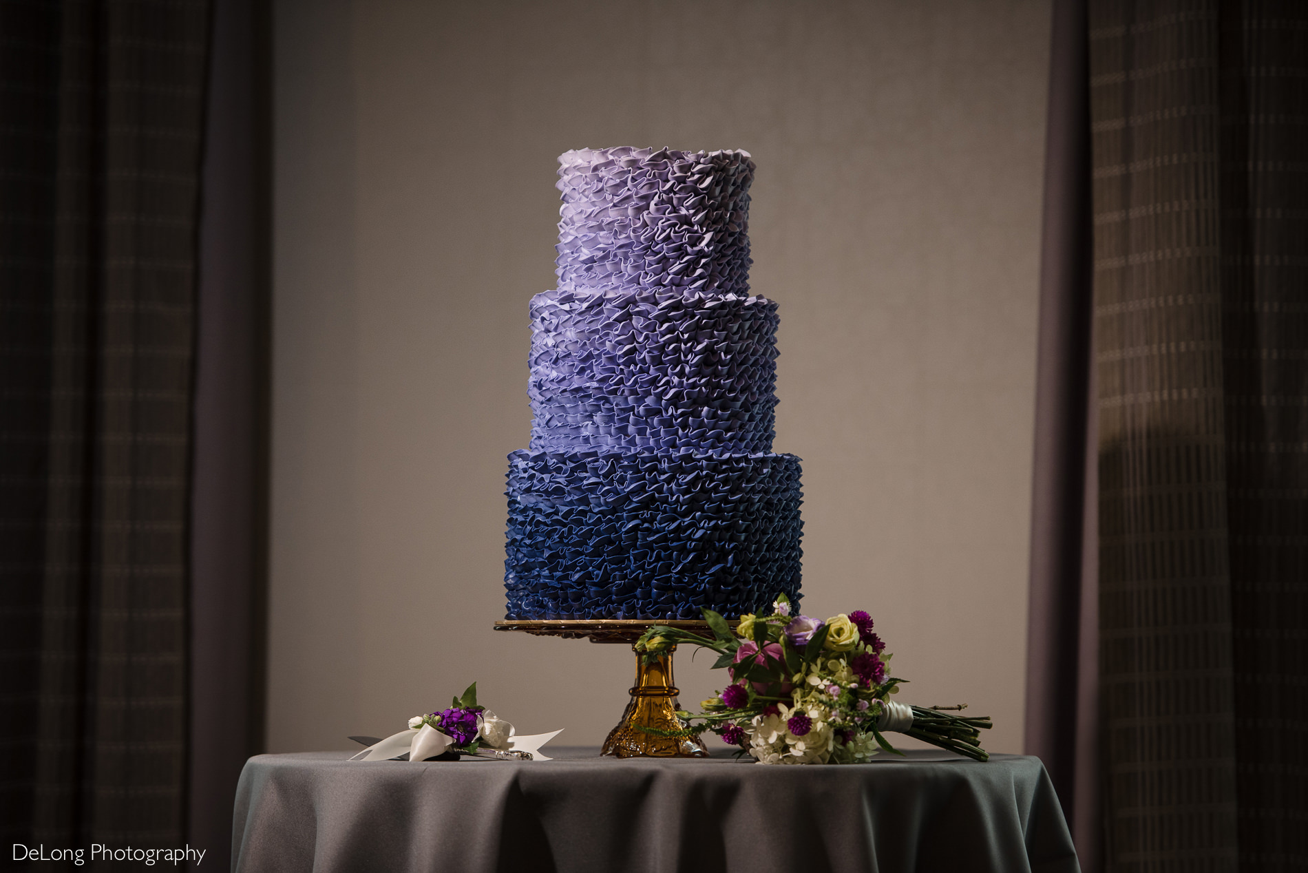 Wedding cake detail photo by Charlotte wedding photographers DeLong Photography